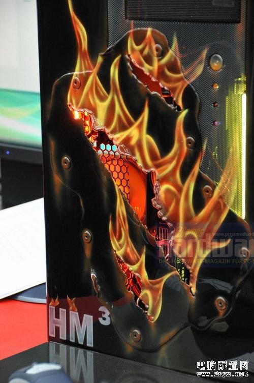 高燒40度不死 Tt CeBIT展示30萬元主機 